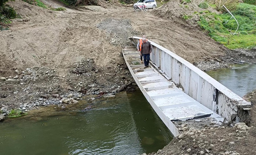 Kiwi ingenuity at work at the Rakaiatai Bridge